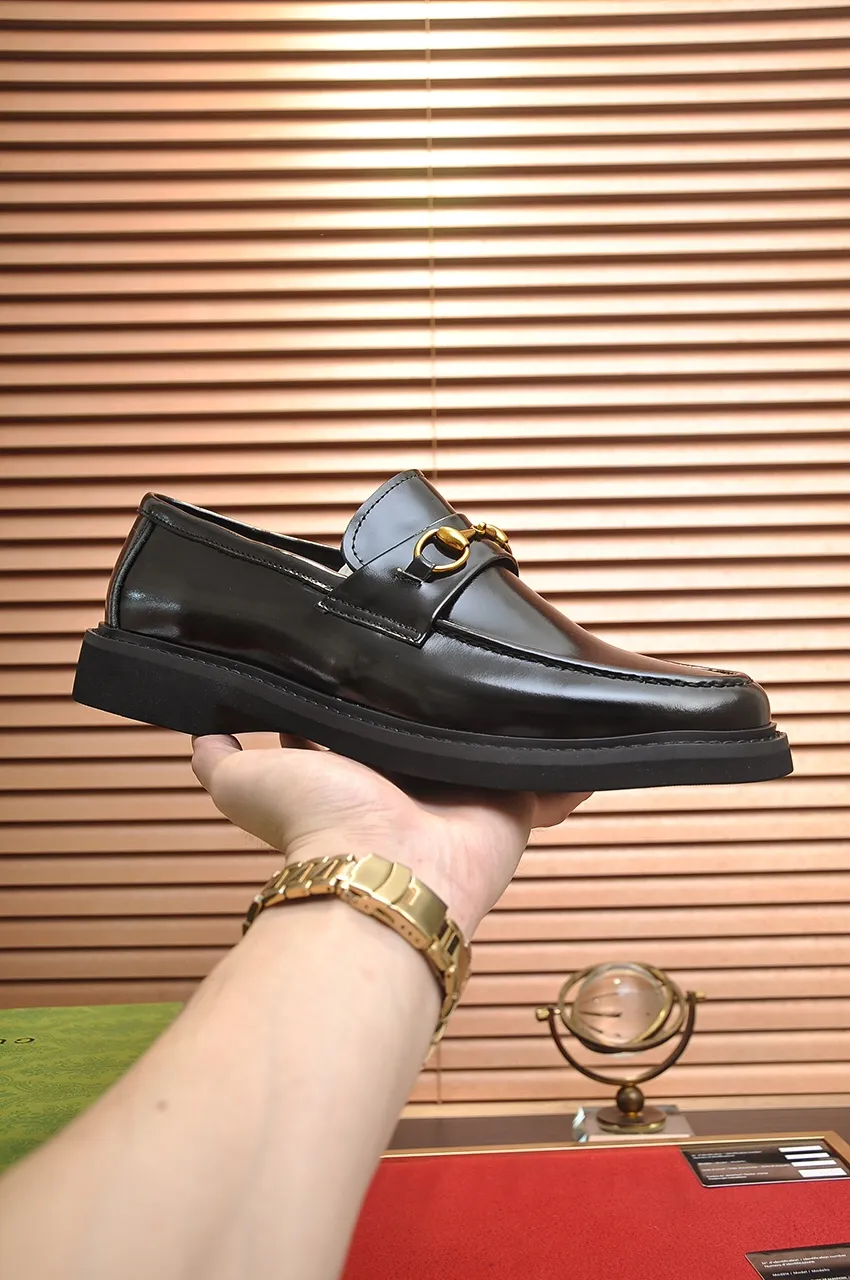 Men's shoes💰540💶Italy's top luxury men's shoe giant (GUCCI) (Gucci) (full cowhide lining) new arrival🍃Original European style🔰 Pleasant to the eye😍In order to make the shoes more durable and non-deformable🌀The production continues to follow traditional methods but there is still no lack of innovation💪Choose original sheepskin for the leather♻️ Smooth and natural And extra bright ⭐Made of imported cowhide, the first choice of rich people 38-45 (45 customized)